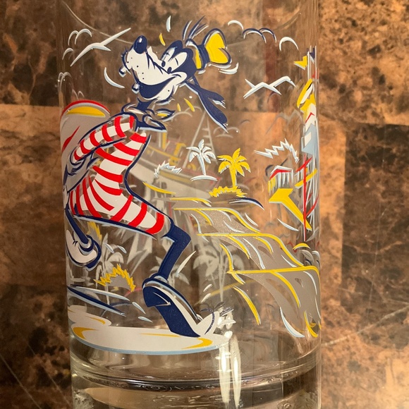 Vintage Walt Disney World 25th Anniversary glass featuring the character Goofy. - Picture 4 of 5
